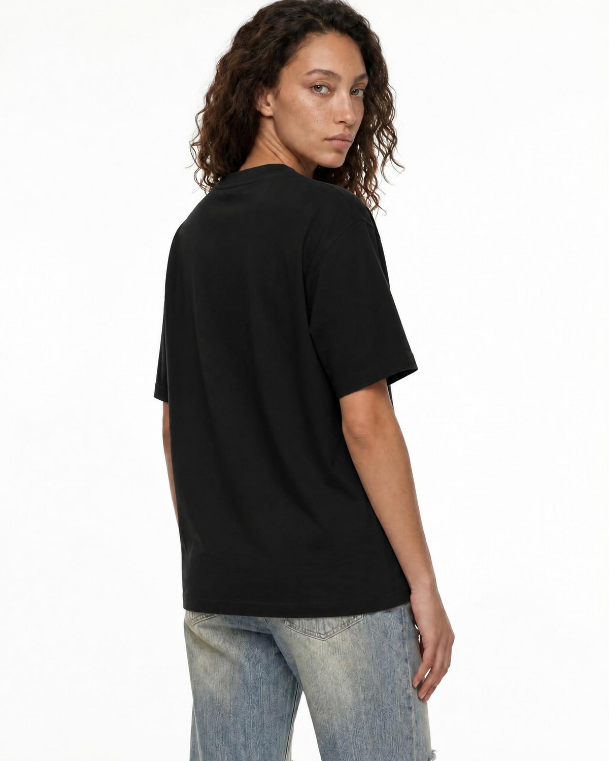 Model im schwarzen Belarté Pretty Savage T-Shirt, unbedruckte Rückseite.
