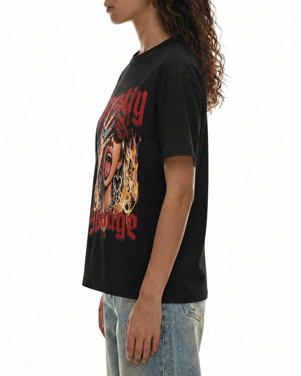 Model im schwarzen Belarté Pretty Savage T-Shirt, Seitenansicht des lockeren Schnitts und Frontmotivs.