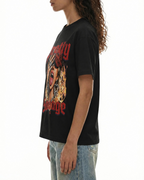 Model im schwarzen Belarté Pretty Savage T-Shirt, Seitenansicht des lockeren Schnitts und Frontmotivs.