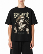 Belarté Break the Script: Mannequin portant le T-shirt noir à motif, vue de face