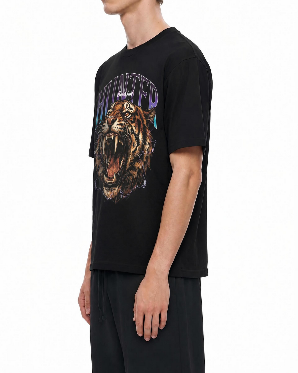 Model im schwarzen Hunter Tiger T-Shirt, Seitenansicht.