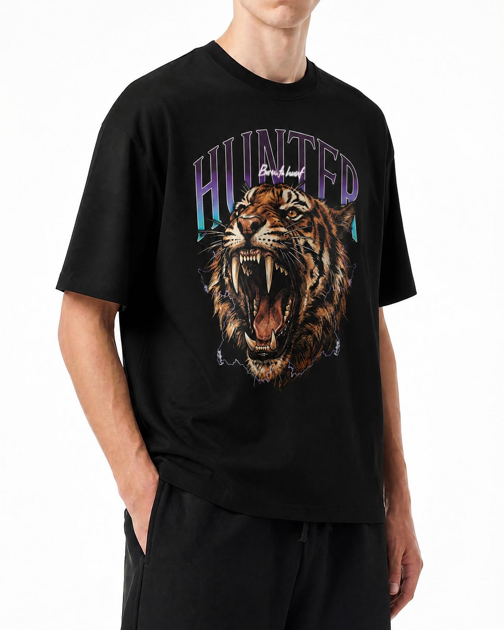 Model im schwarzen Hunter Tiger T-Shirt, schräge Vorderansicht.