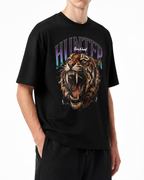 Model im schwarzen Hunter Tiger T-Shirt, schräge Vorderansicht.
