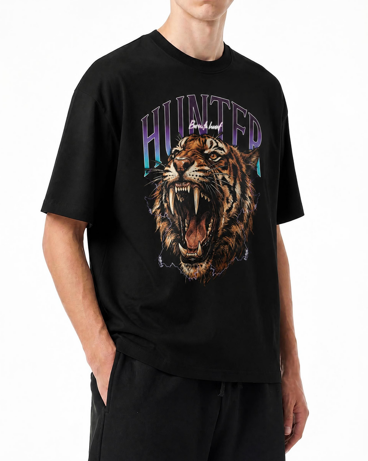 Model im schwarzen Hunter Tiger T-Shirt, schräge Vorderansicht.