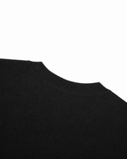 Belarté Break the Script: Détail du col rond du T-shirt noir en coton