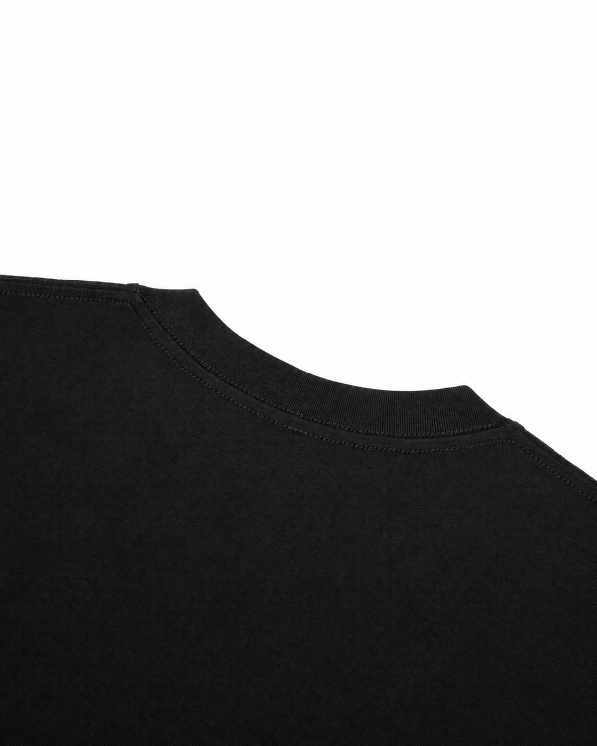 Belarté Break the Script: Détail du col rond du T-shirt noir en coton
