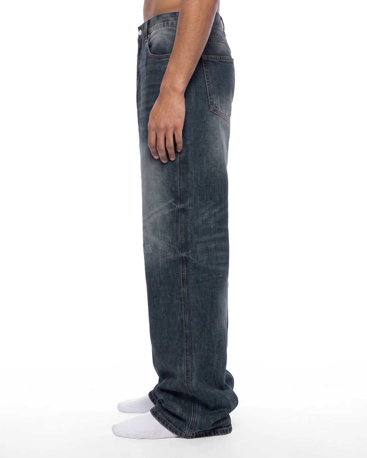 Belarté Homme Washed Wide Leg Denim Jean - gros plan sur le denim délavé