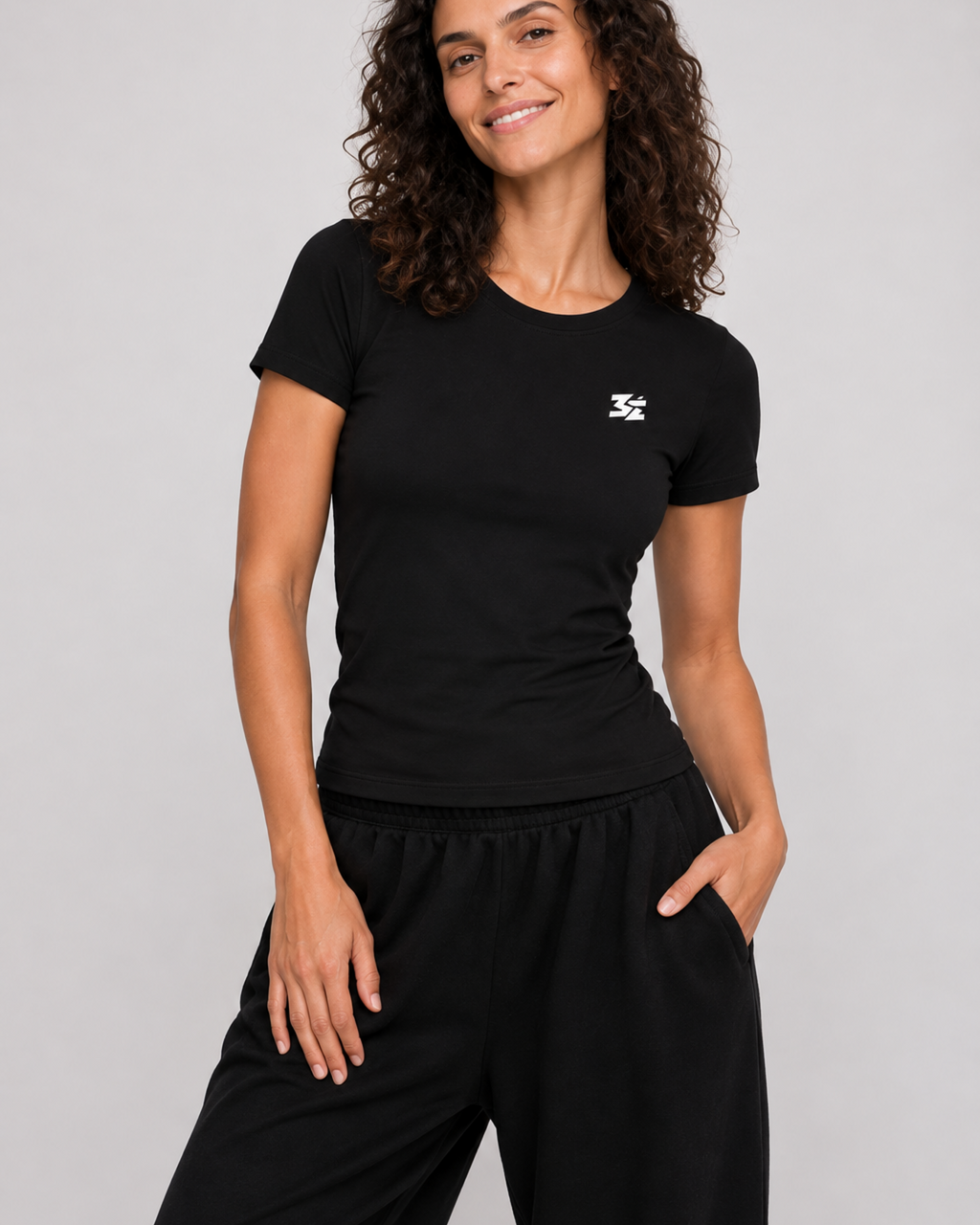 Model im schwarzen körpernahen Belarté Sportshirt, Vorderansicht