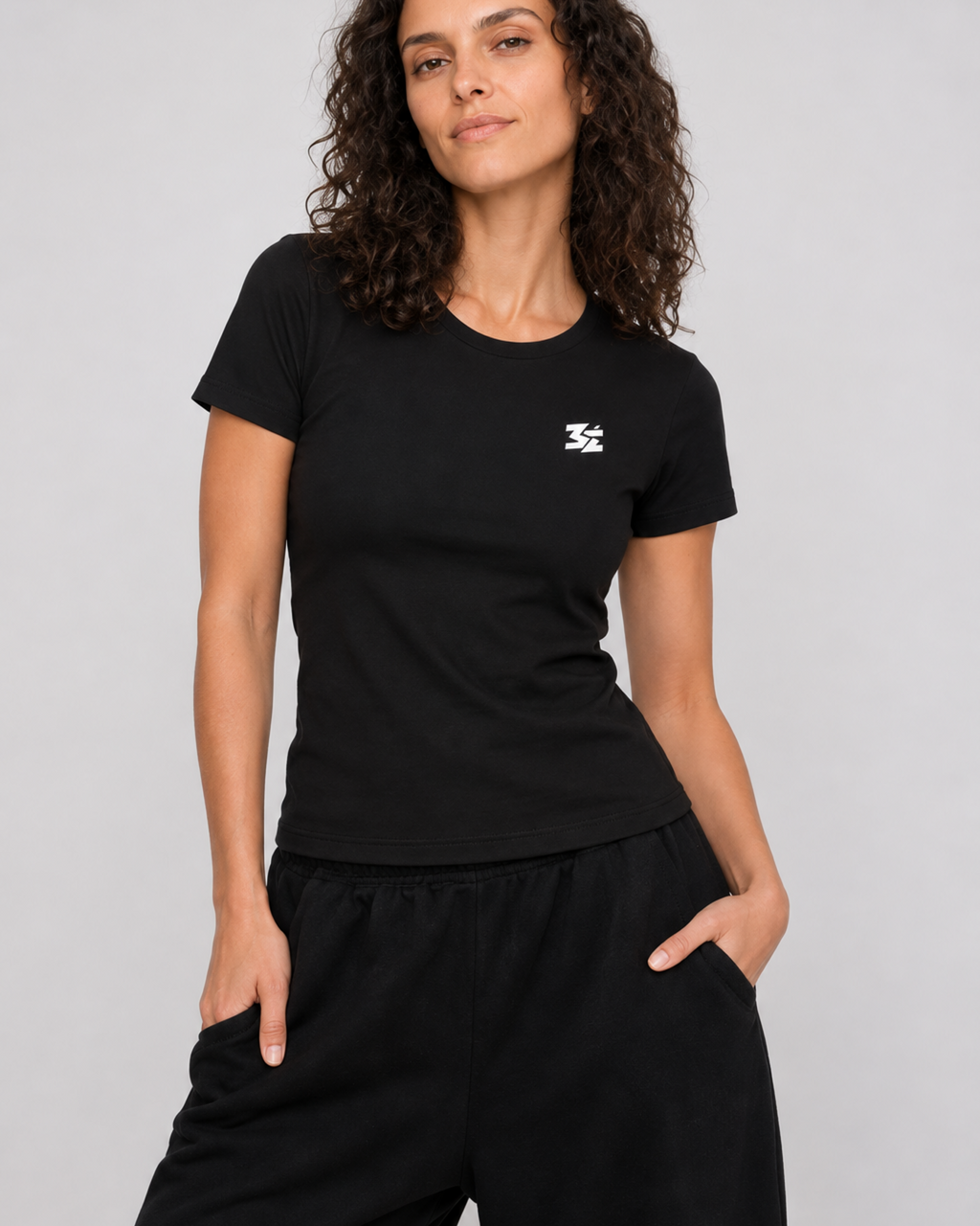 Körpernahes schwarzes Belarté Sportshirt am Model, schräge Vorderansicht