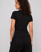 Model im schwarzen Belarté Sportshirt, unbedruckte Rückseite