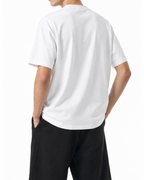 Model im weißen Belarté T-Shirt, unbedruckte Rückseite