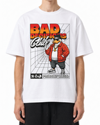 Model im weißen Belarté Bad Decisions Club T-Shirt, Vorderansicht