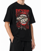 Mannequin portant le T-shirt noir Belarté Vamp Desire, les mains dans les poches