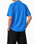 Gestreiftes Belarté London Fußballtrikot — blau am Model, Rückansicht