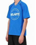 Gestreiftes Belarté London Fußballtrikot — blau am Model, schräge Vorderansicht
