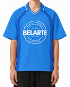 Gestreiftes Belarté London Fußballtrikot — blau am Model, Vorderansicht