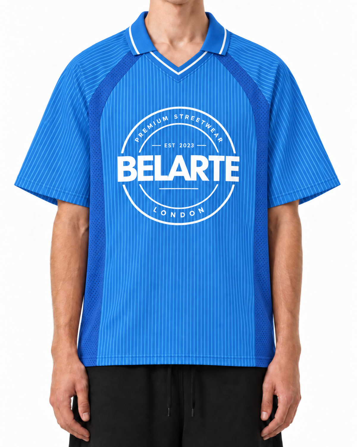 Gestreiftes Belarté London Fußballtrikot — blau am Model, Vorderansicht