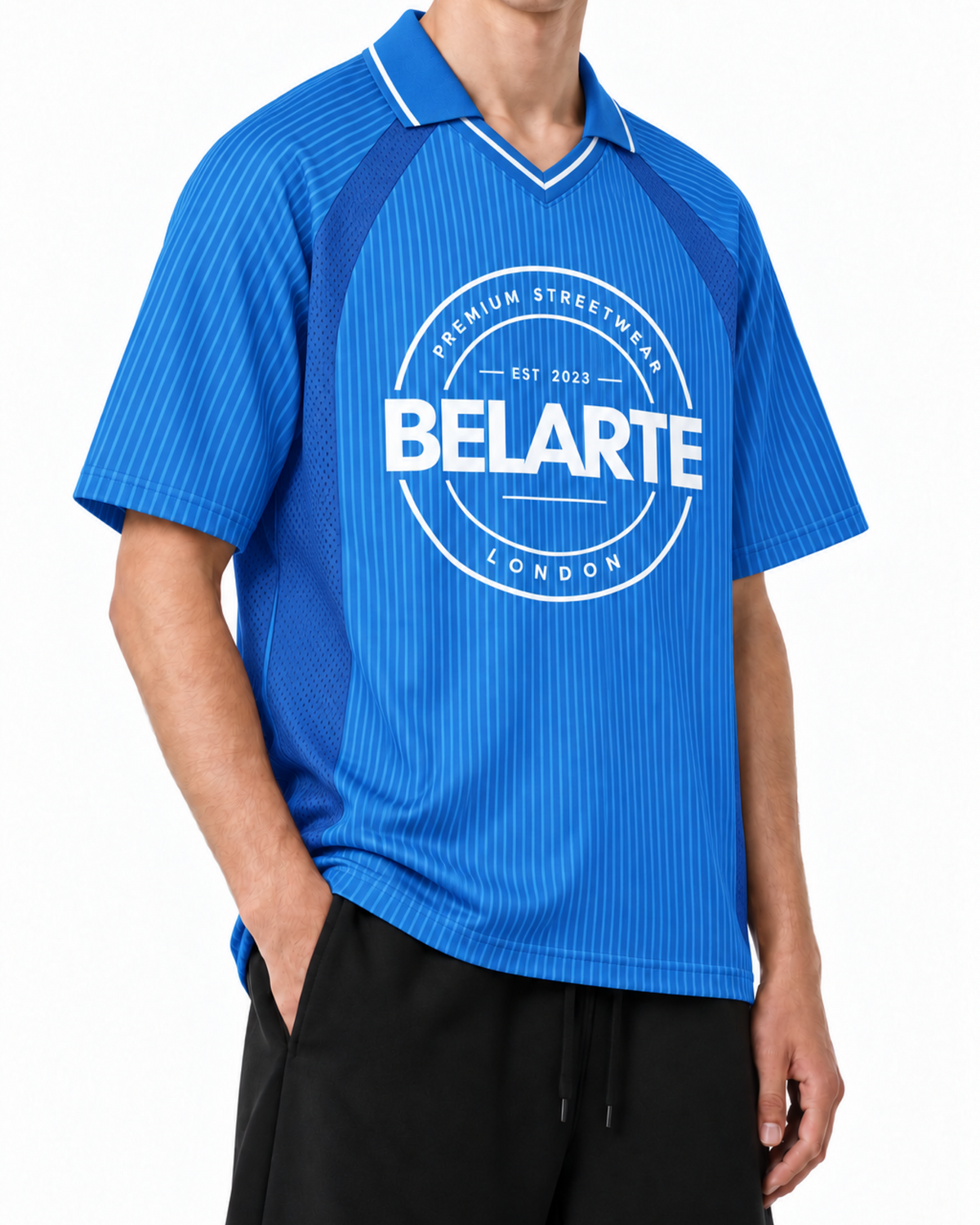 Gestreiftes Belarté London Fußballtrikot — blau am Model mit Händen in den Taschen
