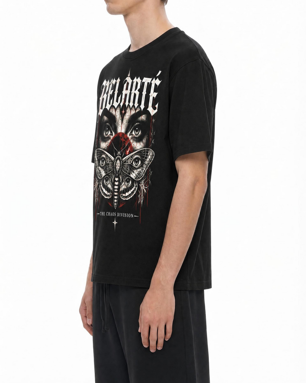 Lockeres schwarzes Belarté Chaos Division T-Shirt am Model, Seitenansicht