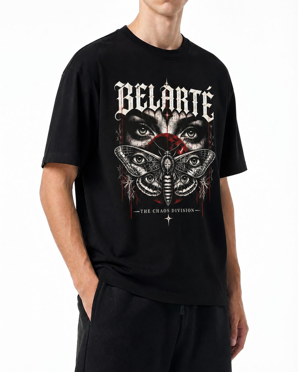 Schräge Vorderansicht des Mottenmotivs auf dem schwarzen Belarté Chaos Division T-Shirt