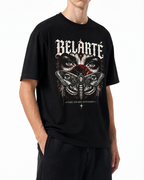 Schräge Vorderansicht des Mottenmotivs auf dem schwarzen Belarté Chaos Division T-Shirt