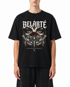 Model im schwarzen Belarté Chaos Division T-Shirt mit Mottenmotiv, Vorderansicht