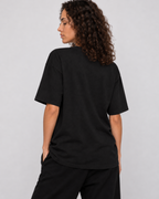 Rückansicht eines Models im schwarzen Belarté No Regrets T-Shirt