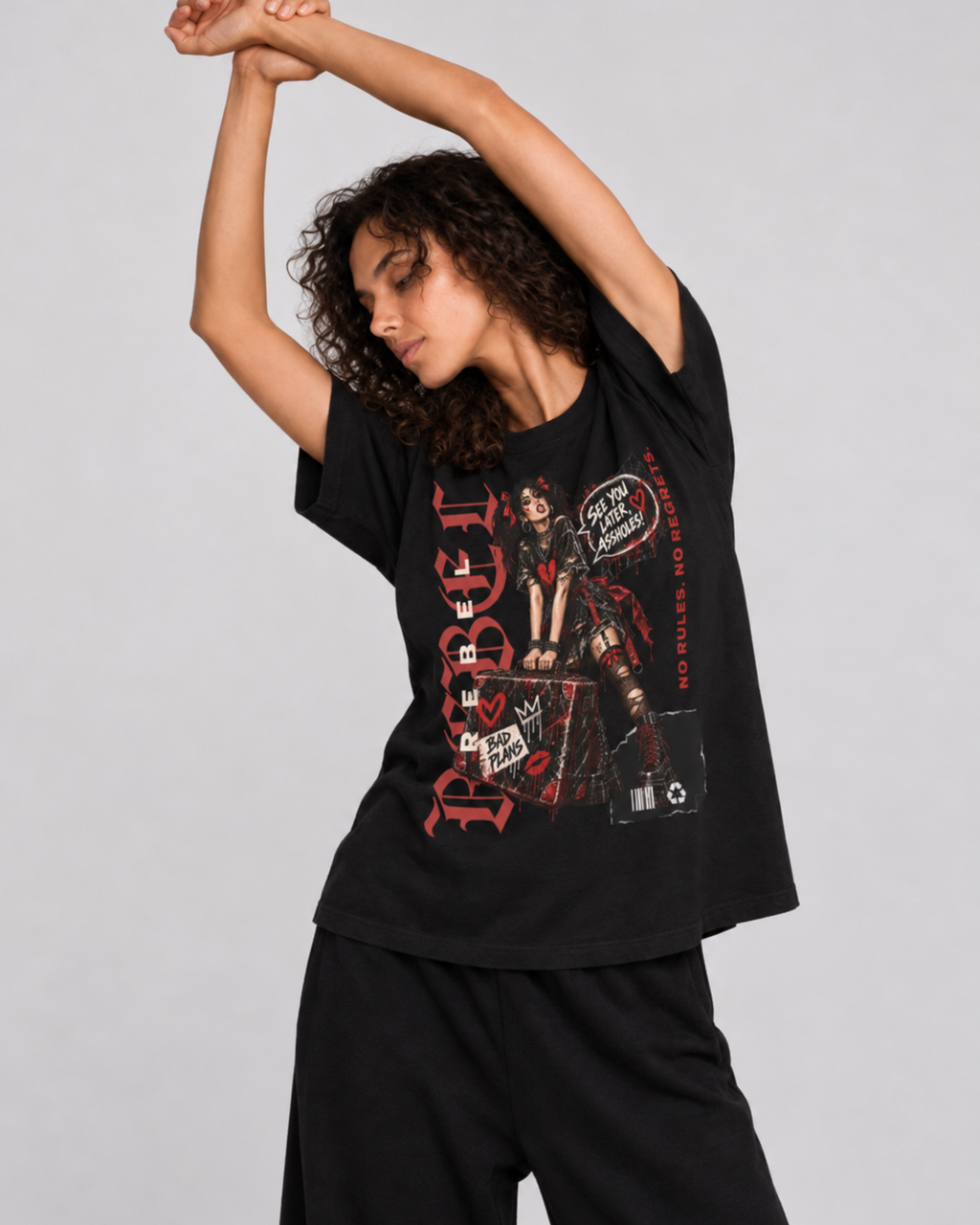 T-shirt femme Belarté No Regrets porté par un mannequin aux bras levés