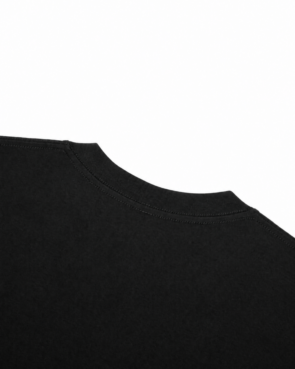 Gros plan sur le col rond et la couture d’épaule du T-shirt noir