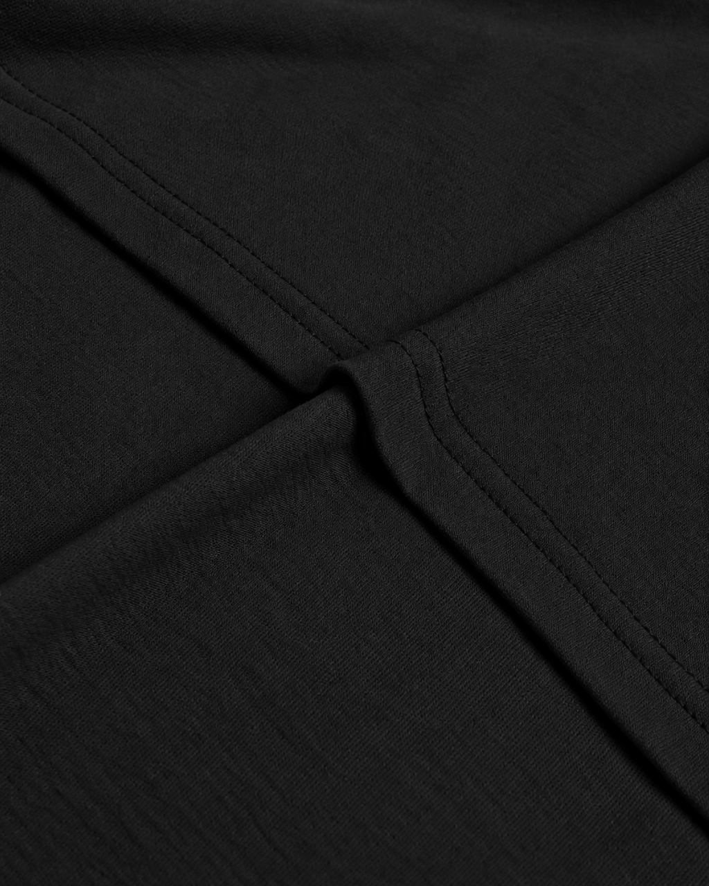 Close-up of the collar seam on the black Belarté Six Seven T-shirt