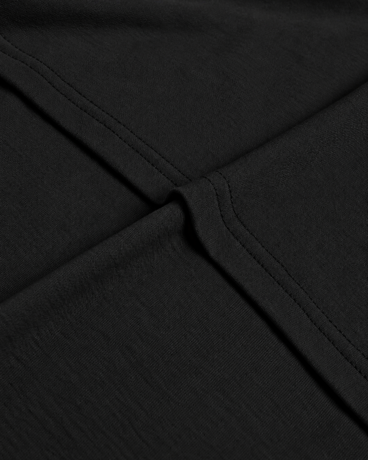Close-up of the collar seam on the black Belarté Six Seven T-shirt