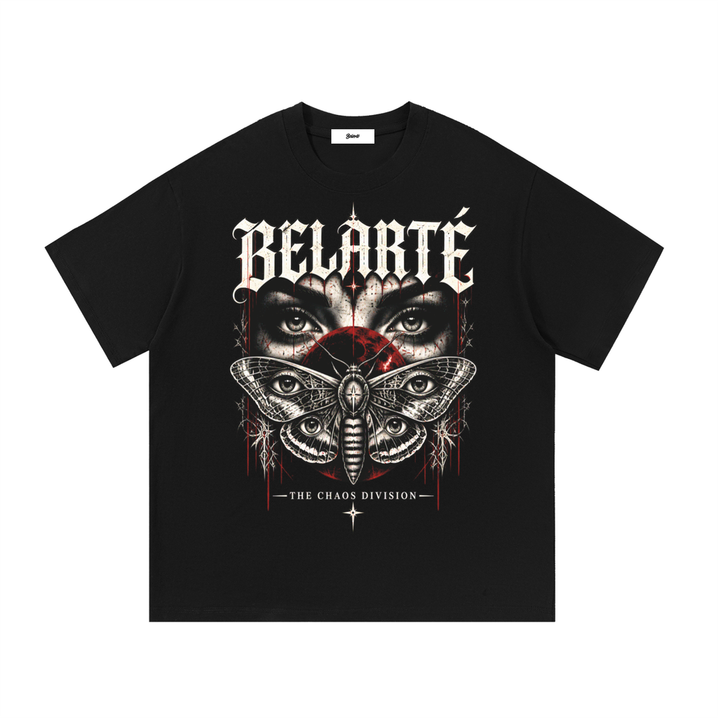 Schwarzes Belarté Chaos Division Baumwoll-T-Shirt mit Mottenmotiv, Augen und gotischem Logo, Vorderansicht