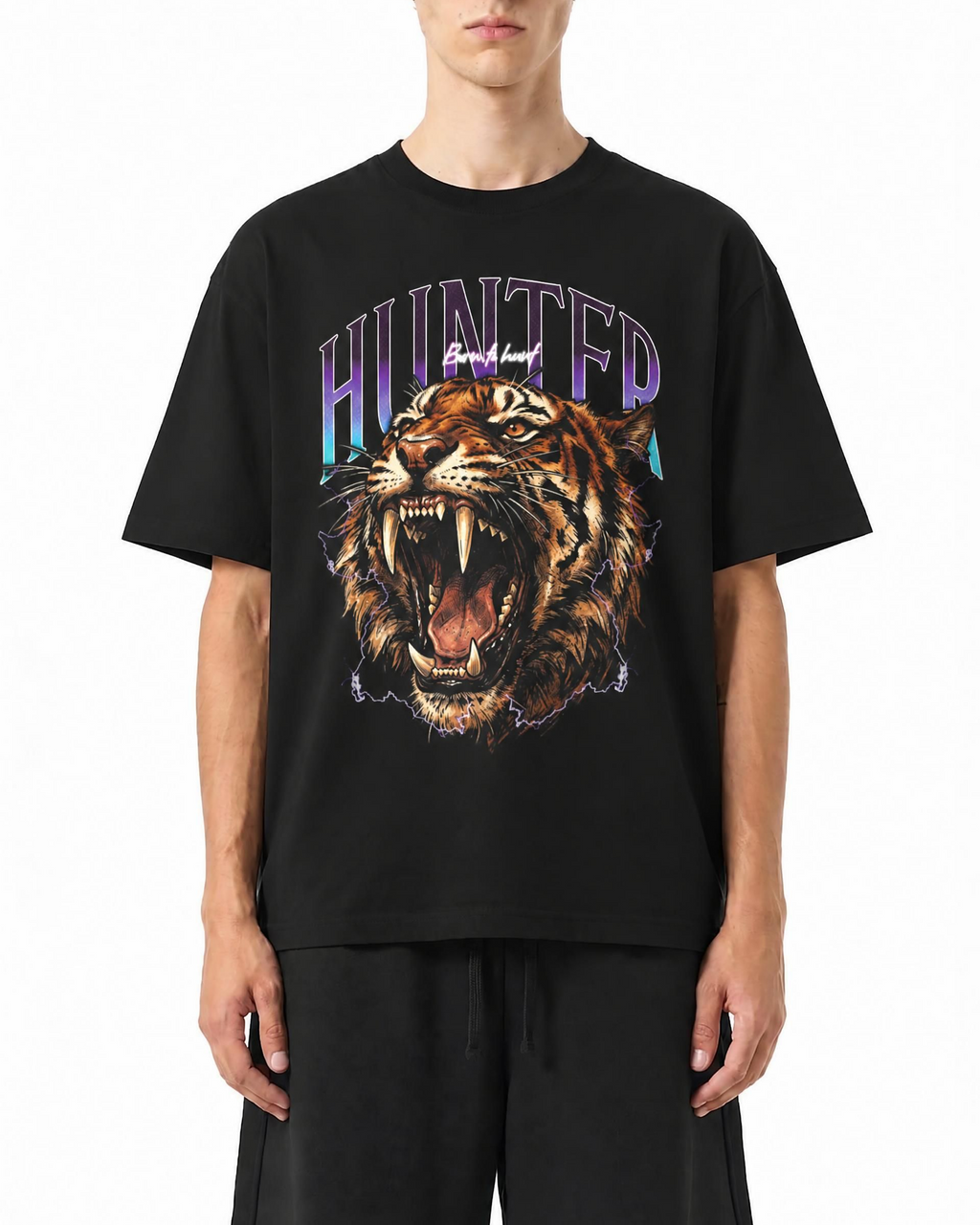 Model im schwarzen Hunter Tiger T-Shirt mit Grafik, Vorderansicht.