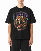 Model im schwarzen Hunter Tiger T-Shirt mit Grafik, Vorderansicht.