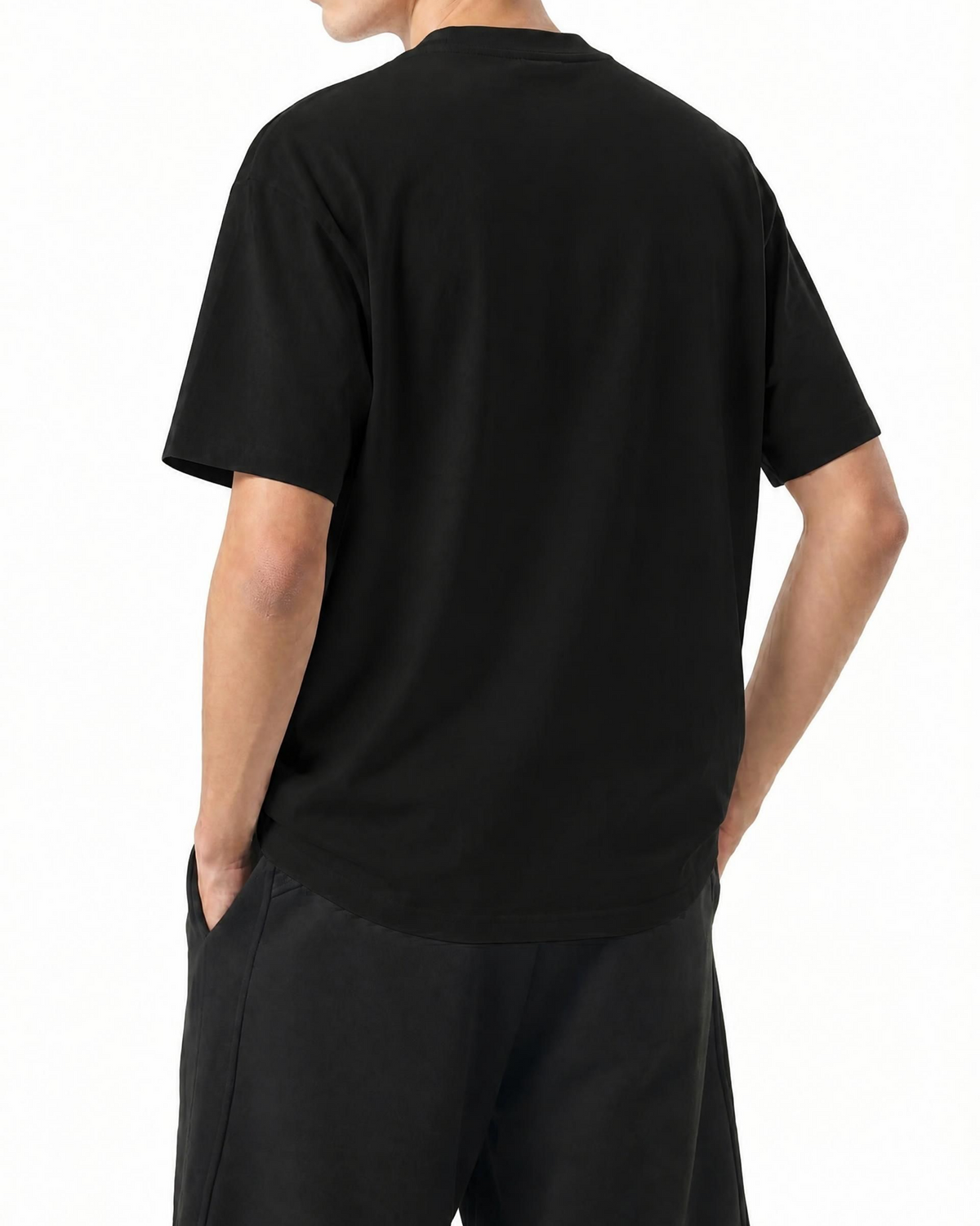 Model im schwarzen Hunter Tiger T-Shirt, unbedruckte Rückseite.
