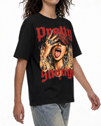 Model im schwarzen Belarté Pretty Savage Baumwoll-T-Shirt mit Grafik, Vorderansicht.