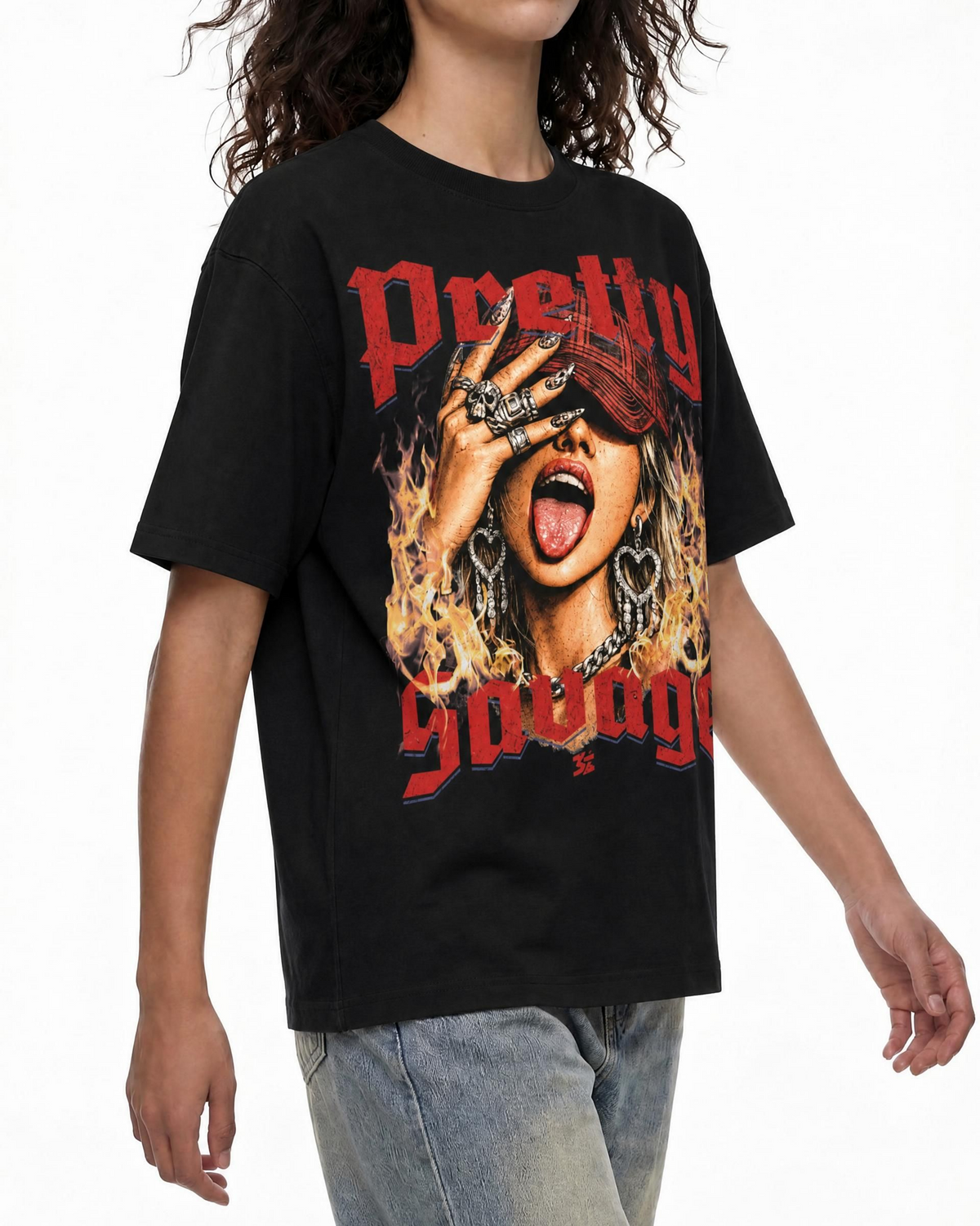 Model im schwarzen Belarté Pretty Savage Baumwoll-T-Shirt mit Grafik, Vorderansicht.