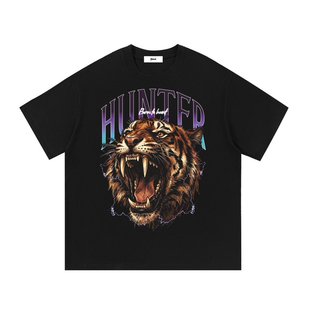 Schwarzes Hunter Tiger Baumwoll-T-Shirt mit brüllendem Tiger und HUNTER-Schriftzug mit Farbverlauf, Vorderansicht.