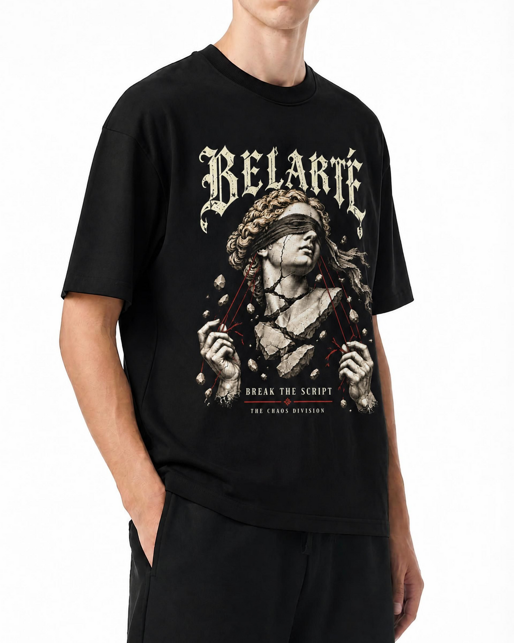 Belarté Break the Script: T-shirt à motif statue porté par un mannequin, vue de trois quarts