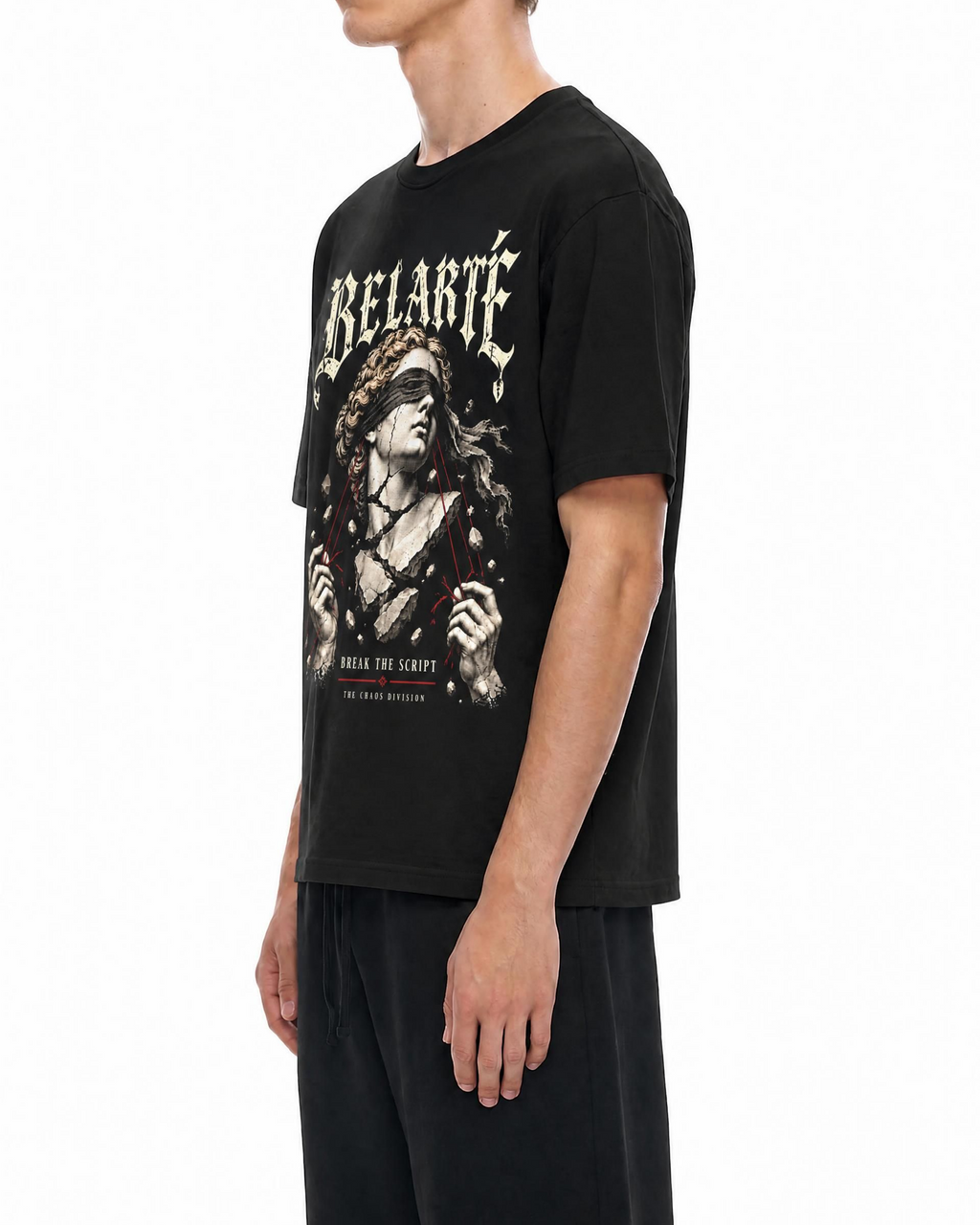 Belarté Break the Script: T-shirt noir ample porté par un mannequin, vue de profil