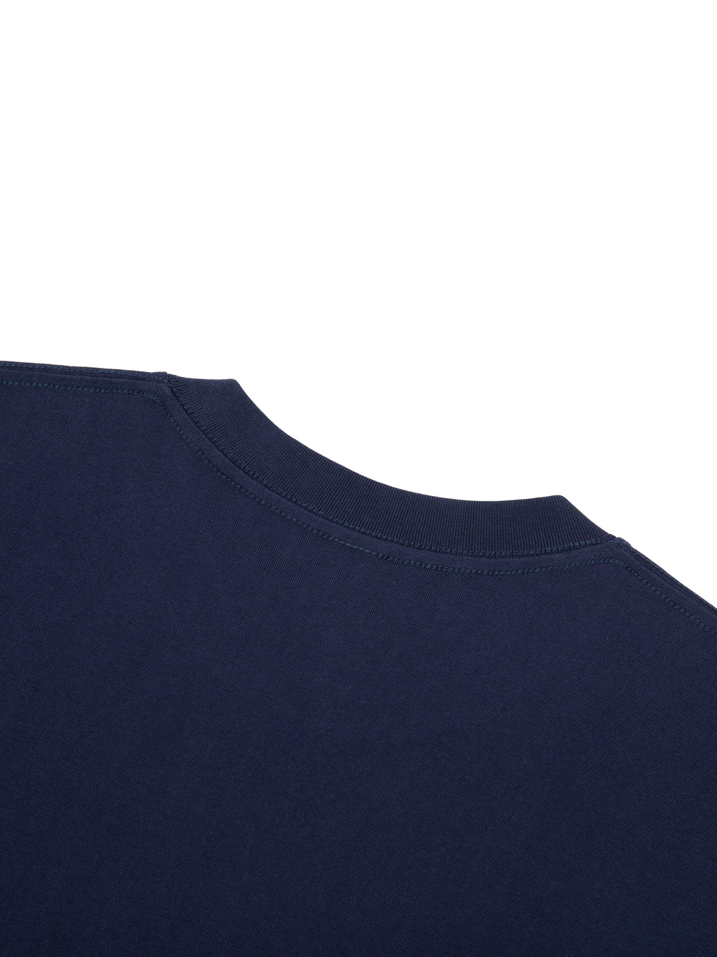 Nahaufnahme des Rundhalsausschnitts des marineblauen T-Shirts.