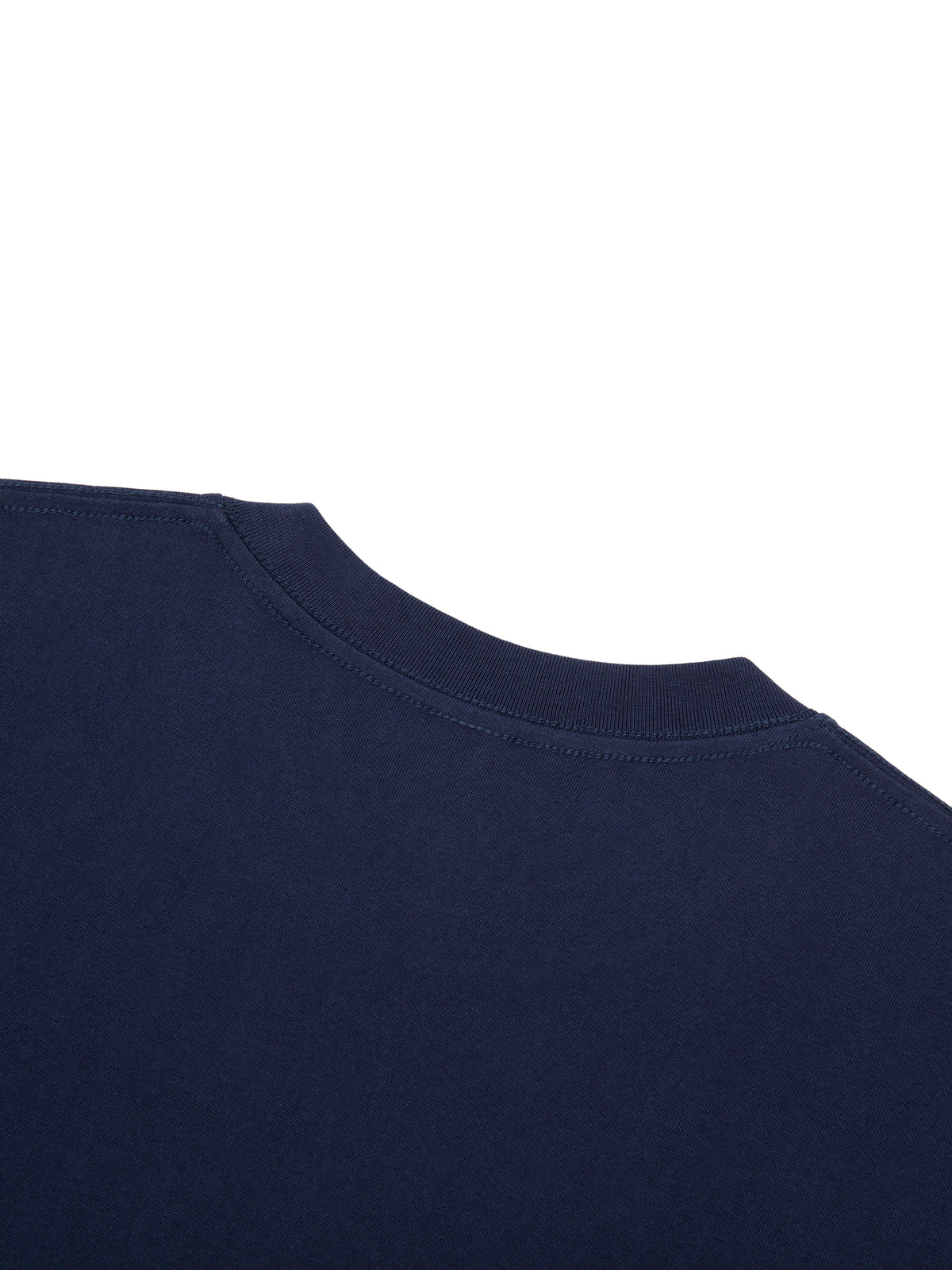 Nahaufnahme des Rundhalsausschnitts des marineblauen T-Shirts.