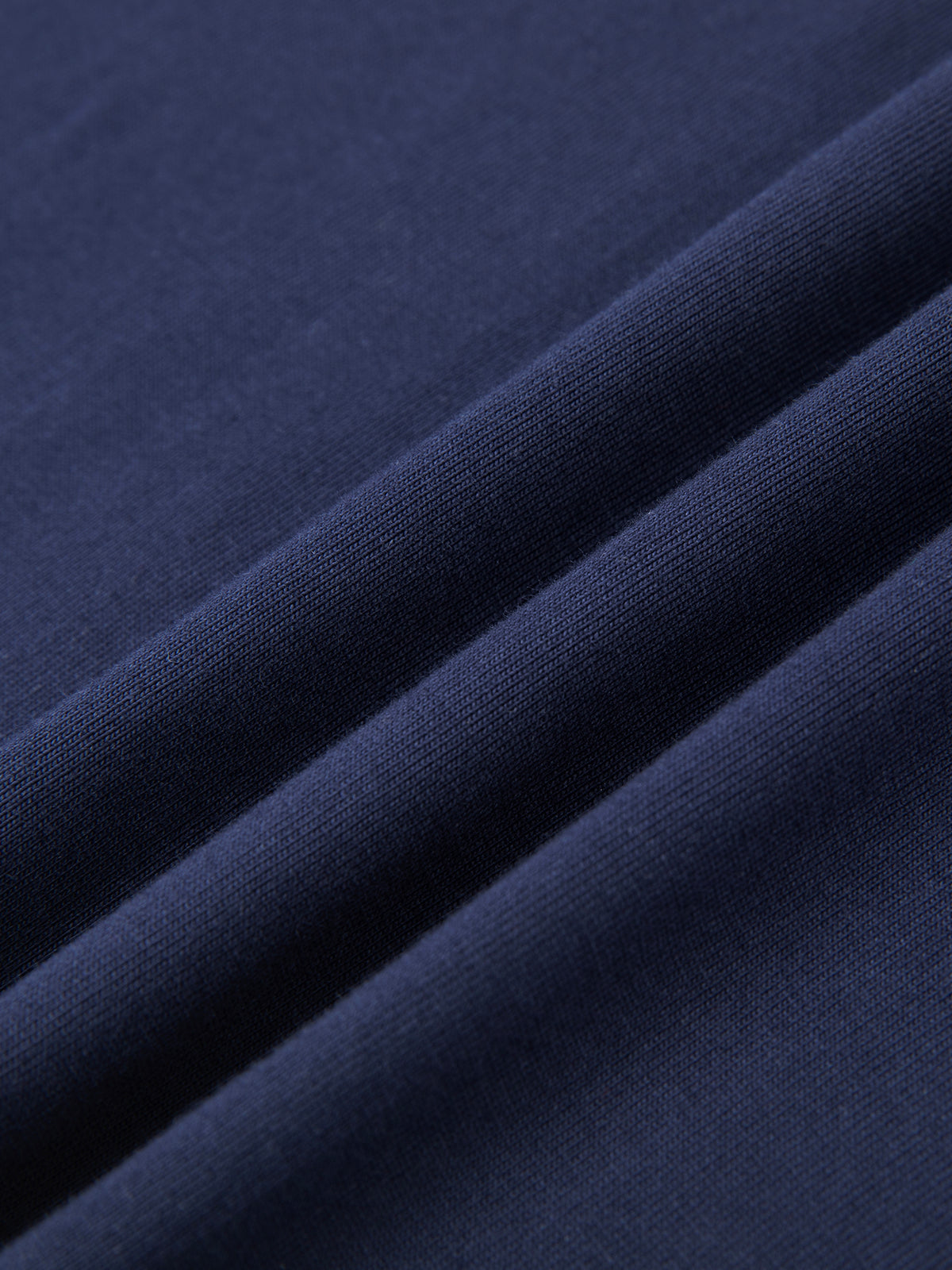 Nahaufnahme der Falten des marineblauen Baumwollstoffs.