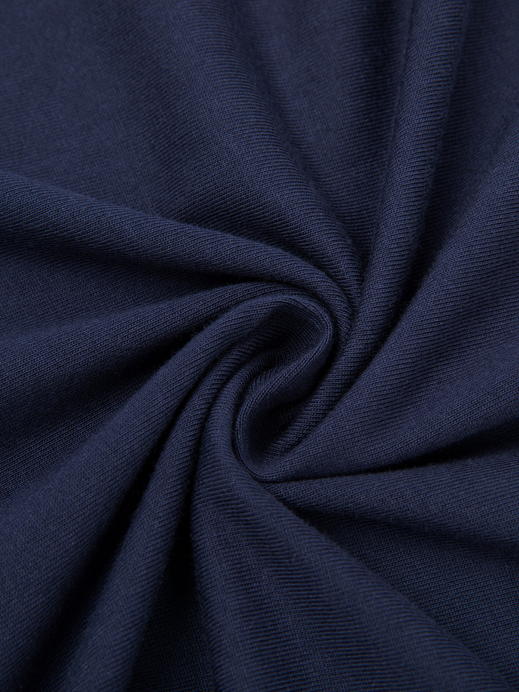 Marineblauer Baumwollstoff in gedrehter Anordnung.