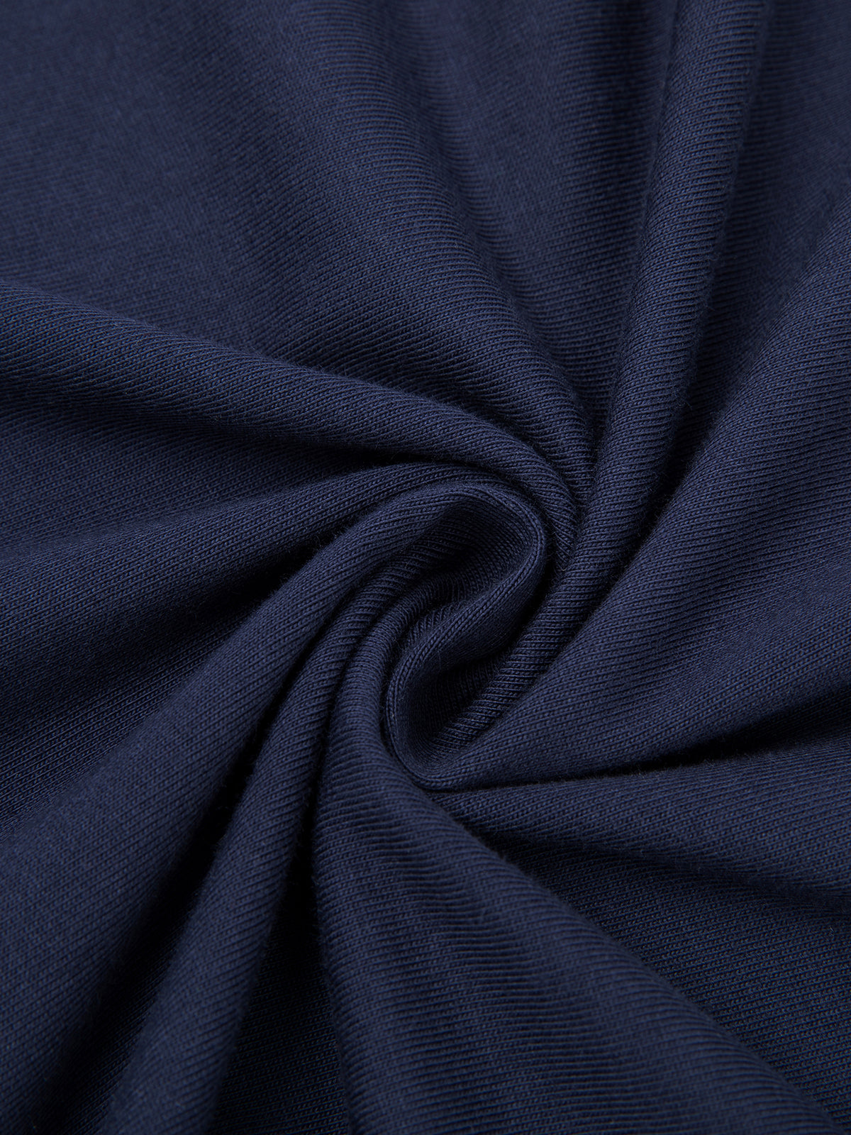 Marineblauer Baumwollstoff in gedrehter Anordnung.