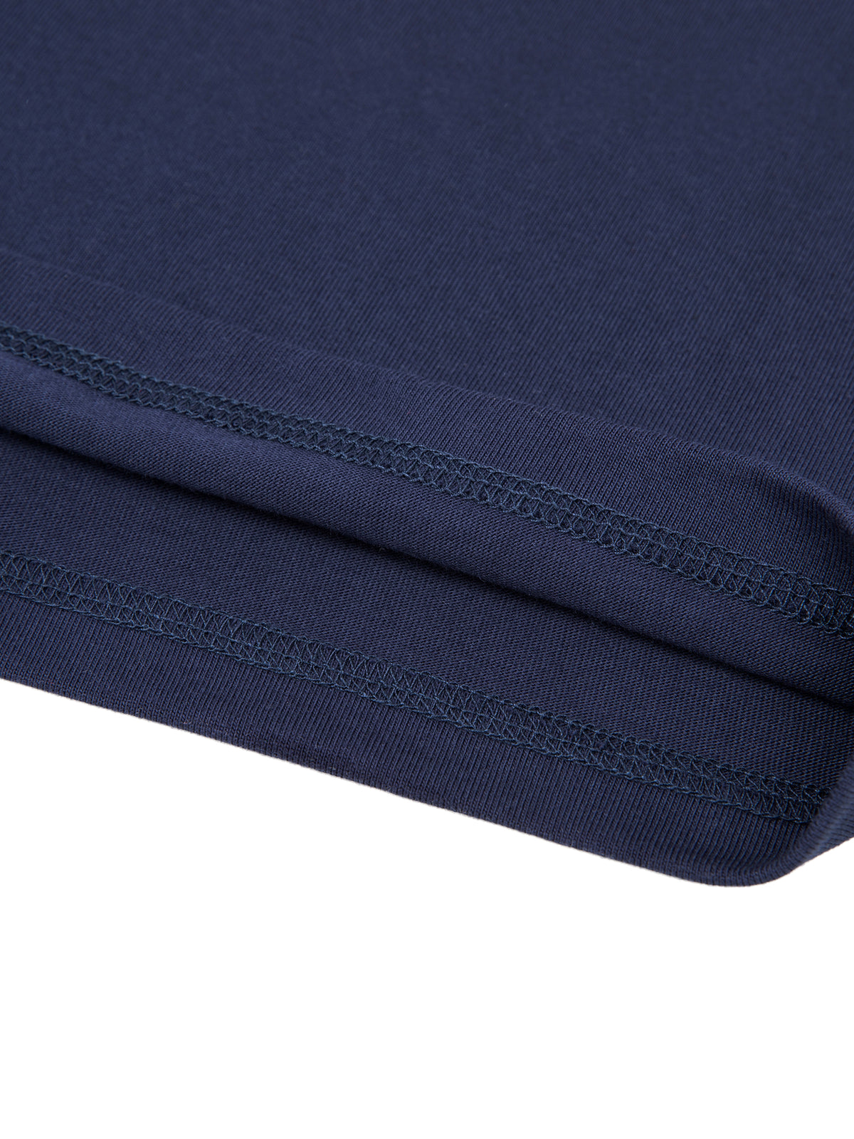 Nahaufnahme von Saum und Nähten des marineblauen T-Shirts.