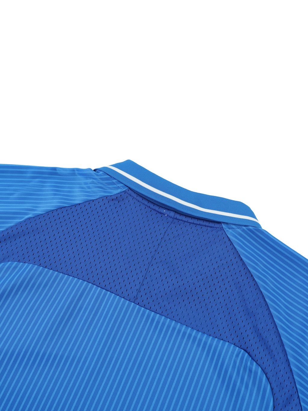Gestreiftes Belarté London Fußballtrikot — Detail von Kragen und oberen Rückeneinsätzen